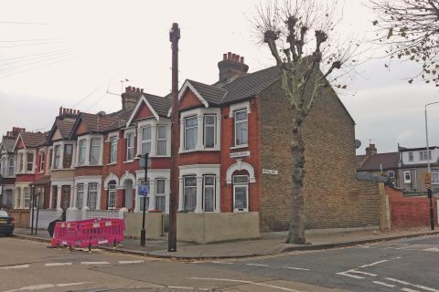 Property for auction in London)