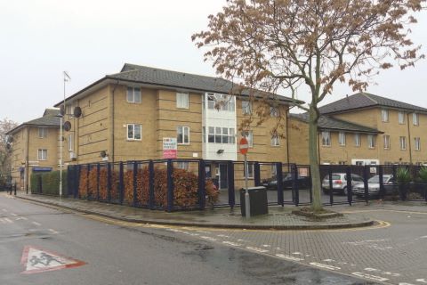 Property for auction in London)
