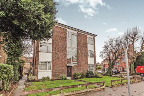 Property for auction in London)