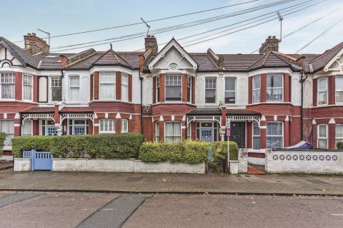 Property for auction in London)