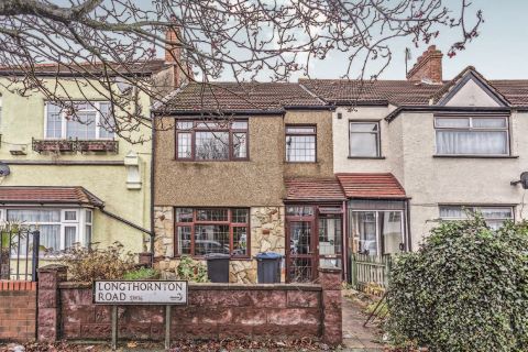 Property for auction in London)