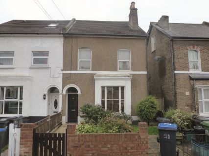 Property for auction in London)