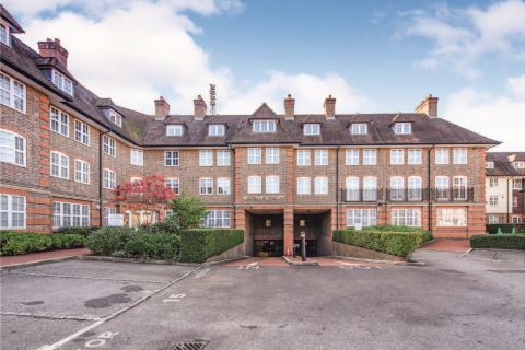 Property for auction in London)