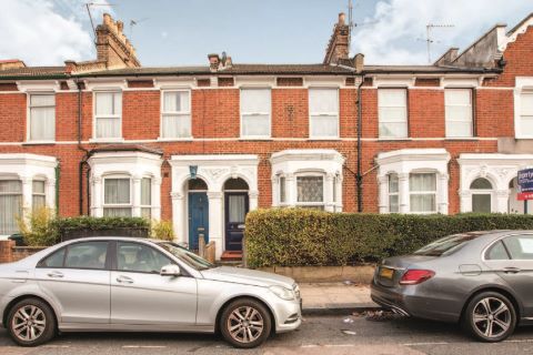 Property for auction in London)