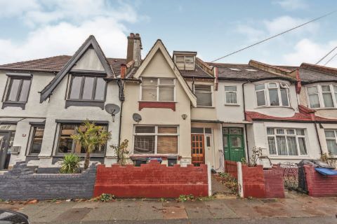 Property for auction in London)