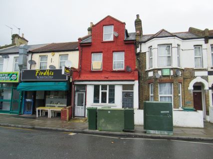 Property for auction in London)
