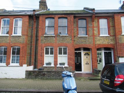 Property for auction in London)