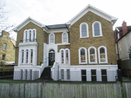Property for auction in London)