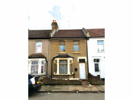 Property for auction in Essex)
