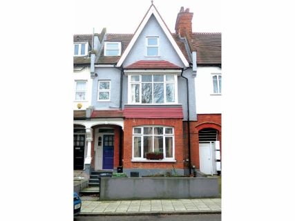 Property for auction in London)