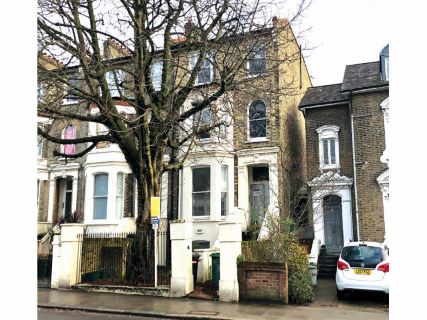 Property for auction in London)