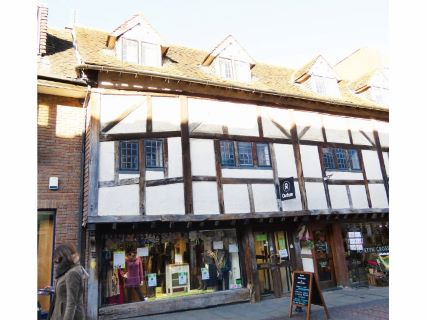 Property for auction in Berkshire)