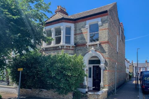 Property for auction in London)