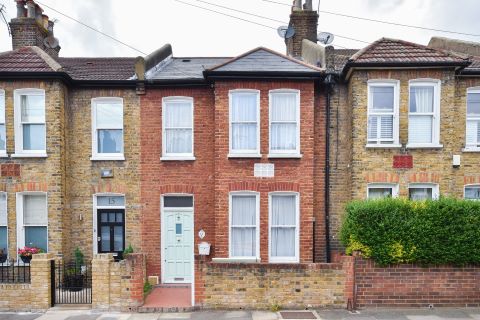 Property for auction in London)