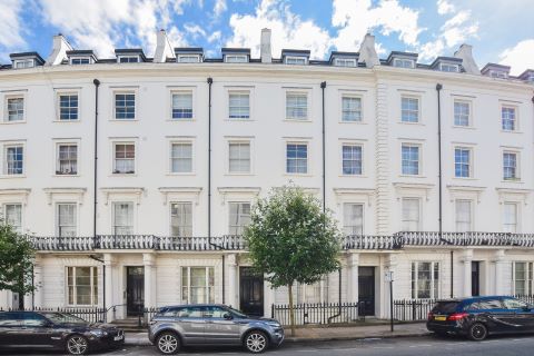 Property for auction in London)