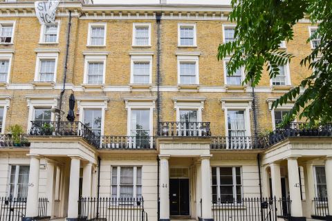 Property for auction in London)