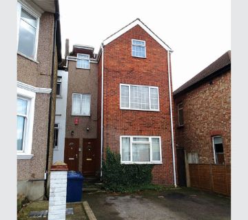 Property for auction in London)
