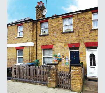 Property for auction in London)