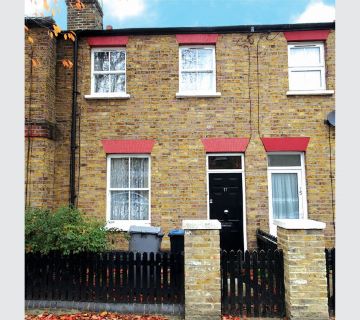 Property for auction in London)