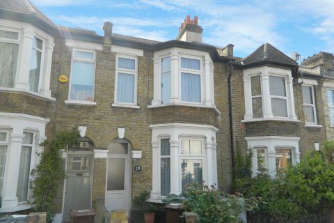 Property for auction in London)