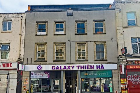 Property for auction in London)