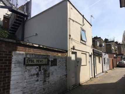 Property for auction in London)