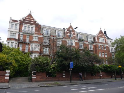 Property for auction in London)