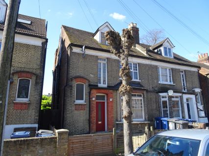 Property for auction in London)