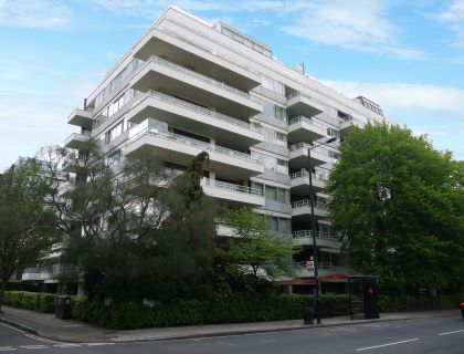 Property for auction in London)