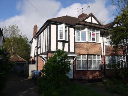 Property for auction in London)