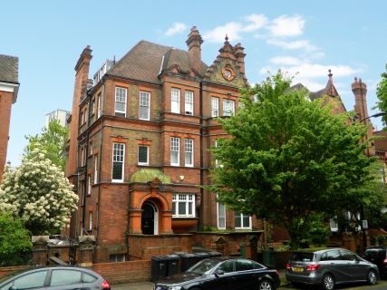 Property for auction in London)