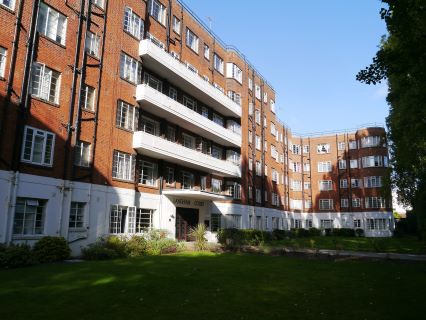Property for auction in London)