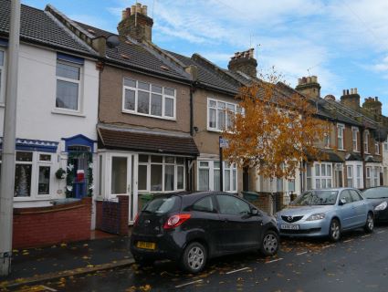 Property for auction in London)