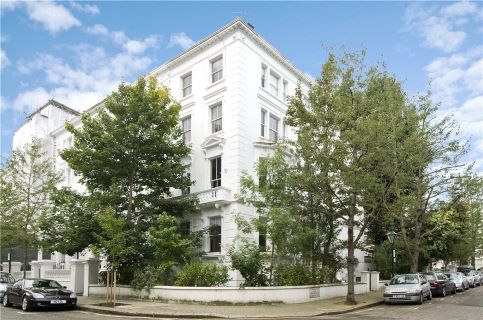 Property for auction in London)