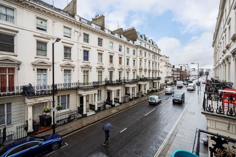 Property for auction in London)