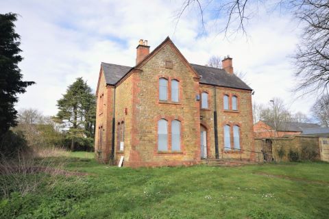 Property for auction in Northamptonshire)