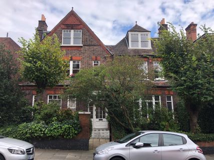 Property for auction in London)