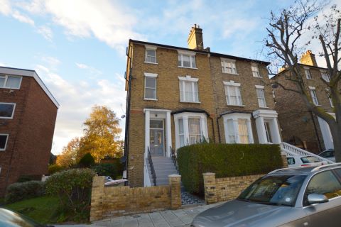 Property for auction in London)