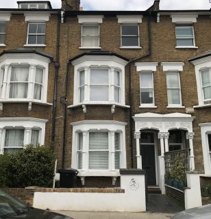 Property for auction in London)