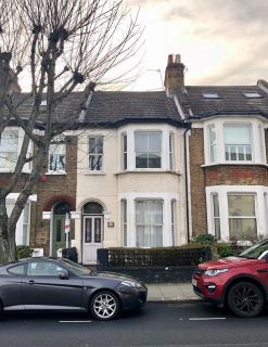 Property for auction in London)
