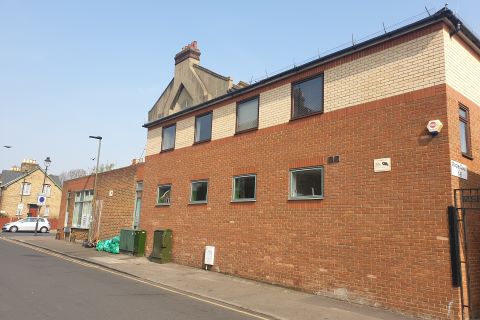 Property for auction in London)