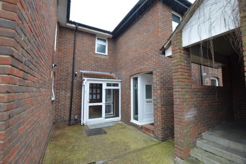 Property for auction in London)