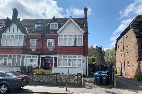Property for auction in London)