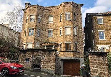 Property for auction in London)