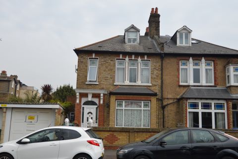 Property for auction in London)