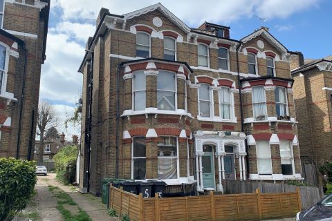 Property for auction in London)