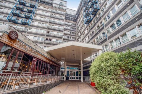 Property for auction in London)