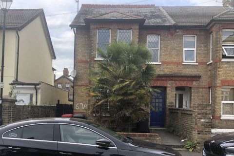 Property for auction in Berkshire)