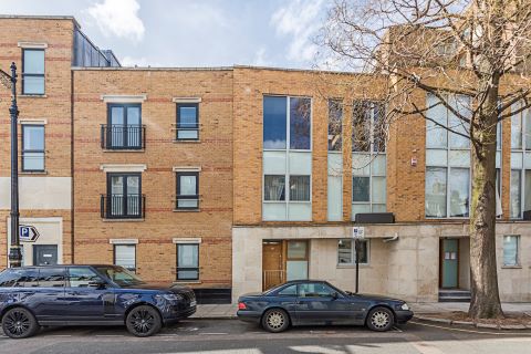 Property for auction in London)