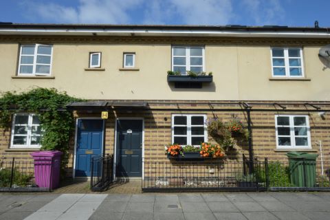Property for auction in London)